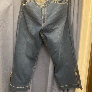 Cropped Refuge Blue Relaxed Jeans with Zipper Accents
